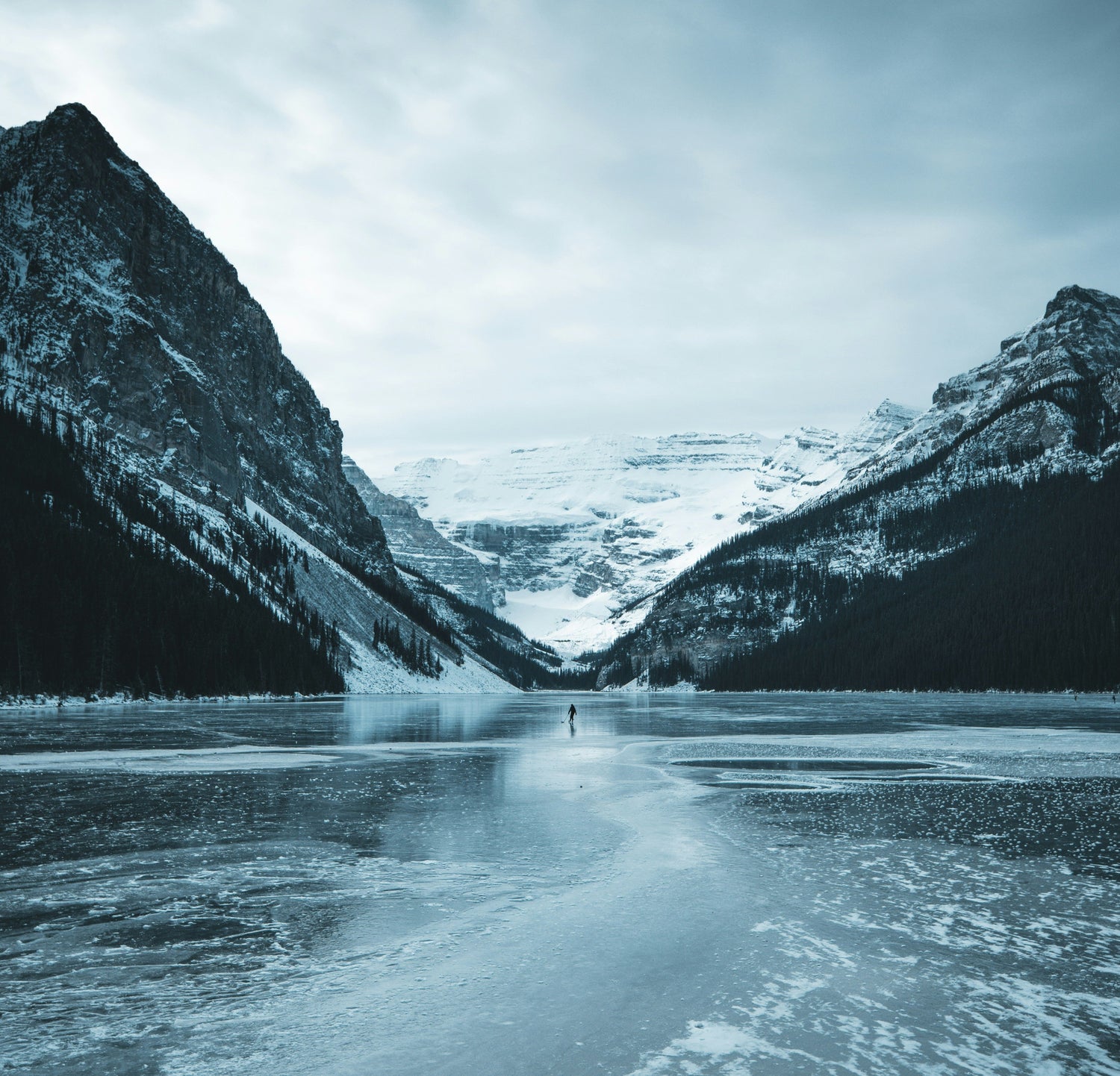 Luxury outdoor ice bath with cold water therapy